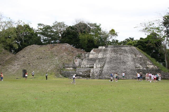 Xunantunich: across plaza from El Castillo base