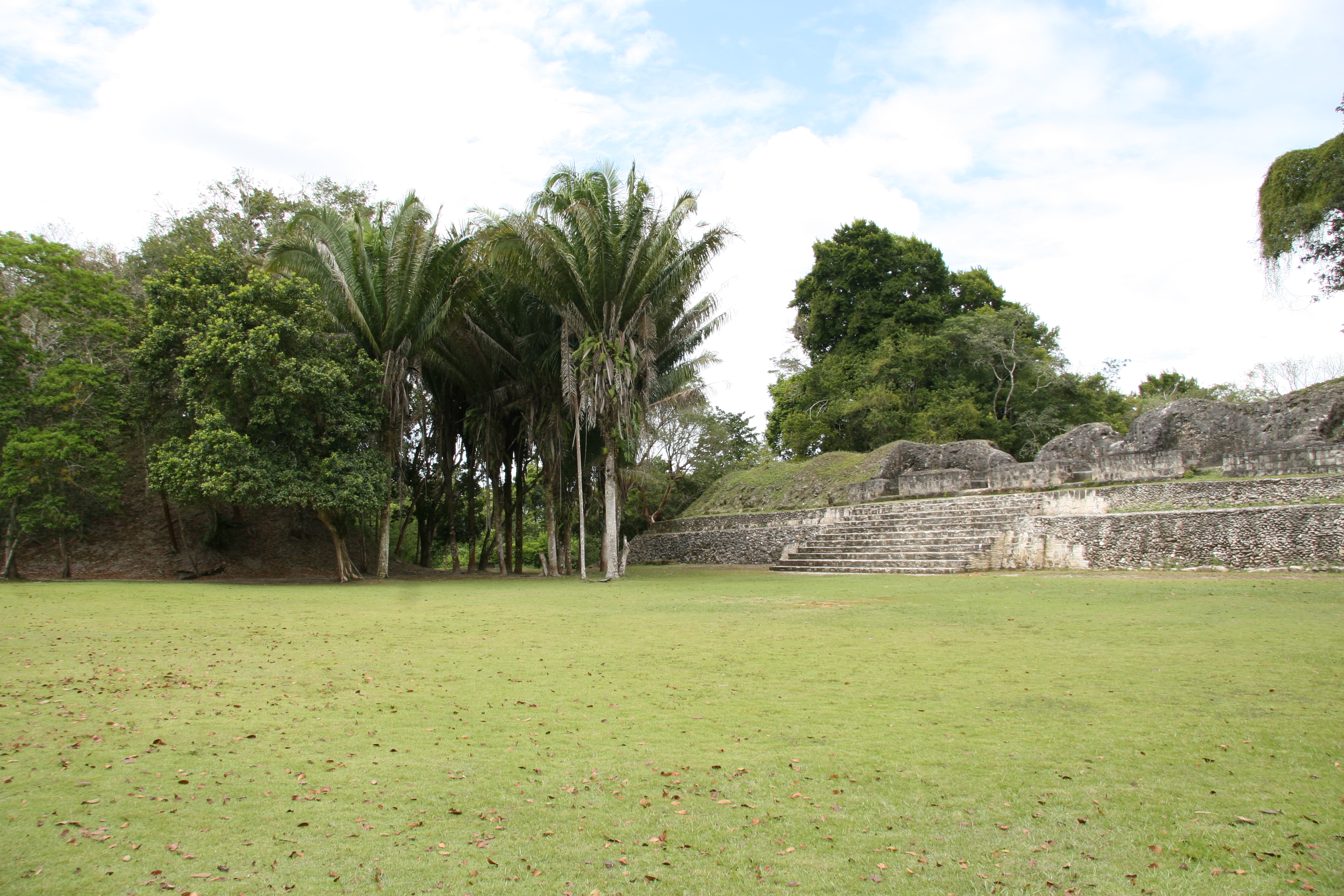 Xunantunich: across plaza from El Castillo base